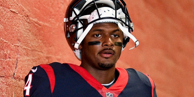 Le quart-arrière des Houston Texans Deshaun Watson se prépare à entrer sur le terrain pour un match de football préparatoire contre les Rams de Los Angeles à Los Angeles le 25 août 2018.