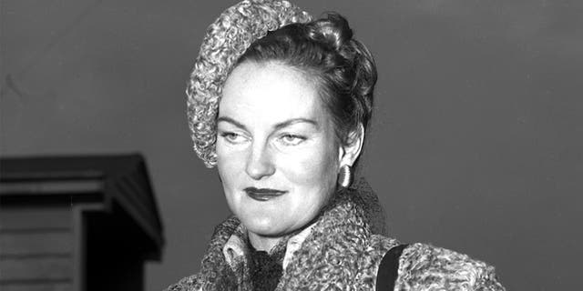 Doris Duke à l'aéroport.  Mme Porfirio Rubirosa.  (Photo par John Tresilian / NY Daily News Archive via Getty Images)