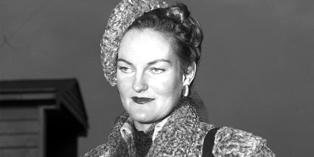 Doris Duke at the airport. Mrs. Porfirio Rubirosa. (Photo by John Tresilian/NY Daily News Archive via Getty Images)