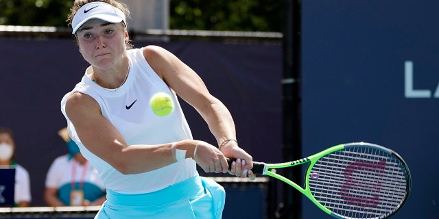 Elina Svitolina, of Ukraine, returns to Shelby Rogers during the Miami Open tennis tournament, Thursday, March 25, 2021, in Miami Gardens, Florida. (AP Photo/Marta Lavandier)