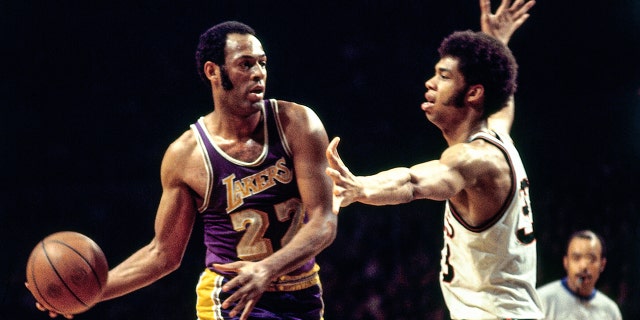 Elgin Baylor # 22 des Lakers de Los Angeles cherche à passer contre les Milwaukee Bucks lors d'un match vers 1970 à la MECCA Arena de Milwaukee, Wisconsin.  (Photo de Vernon Biever / NBAE via Getty Images)