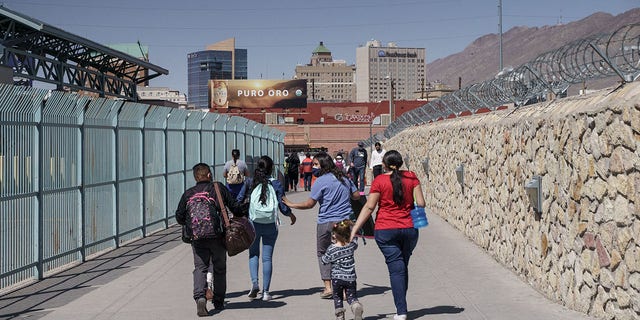 Migrants who had been in Mexico under the Migrant Protection Protocols, o il "Resta in Messico" programma, enter the United States at the Paso del Norte Bridge in El Paso, Texas on March 10, 2021. 