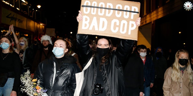 Des militants protestant contre la violence à l'égard des femmes et les nouveaux pouvoirs de police proposés manifestent à Londres, au Royaume-Uni, le 15 mars 2021 (Photo de David Cliff / Anadolu Agency via Getty Images)