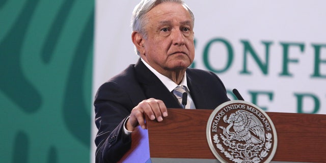 Le président mexicain Andres Manuel Lopez Obrador, fait des gestes lors de son briefing quotidien du matin pour parler de l'application du vaccin Covid-19 aux personnes âgées au Mexique, au Palais national, le 17 mars 2021 à Mexico.  (Photo: Ismael Rosas / Eyepix Group / Barcroft Media via Getty Images)