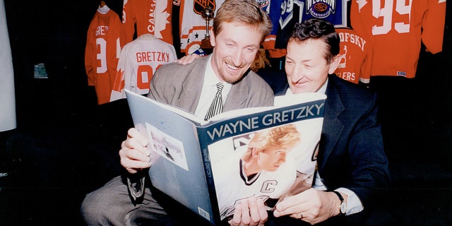 Wayne Gretzky Family is seen with his dad, Walter on October 27, 1994, in Canada. (Photo by Dick Loek/Toronto Star via Getty Images)