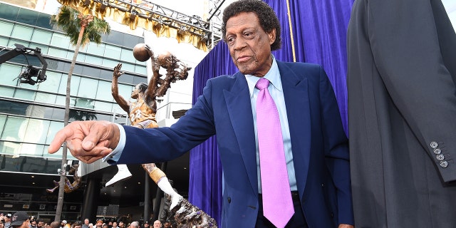 Elgin Baylor regarde lors du dévoilement de la statue au Staples Center le 6 avril 2018 à Los Angeles, Californie.  (Photo par Andrew D.Bernstein / NBAE via Getty Images)