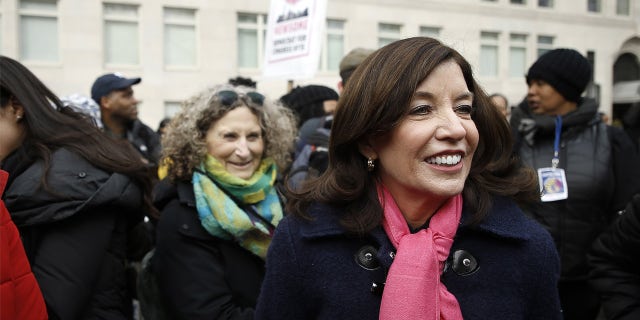 NEW YORK, NY - 18 JANVIER: La lieutenant-gouverneur de New York Kathy Hochul participe à la Marche des femmes 2020 le 18 janvier 2020 à New York.  (Photo par John Lamparski / Getty Images)