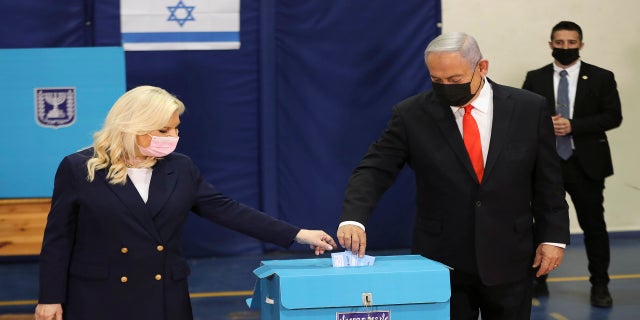 イスラエルのベンヤミン・ネタニヤフ首相とサラ夫人は、エルサレムでの総選挙でイスラエル人が投票する中、投票所で投票を行いました。