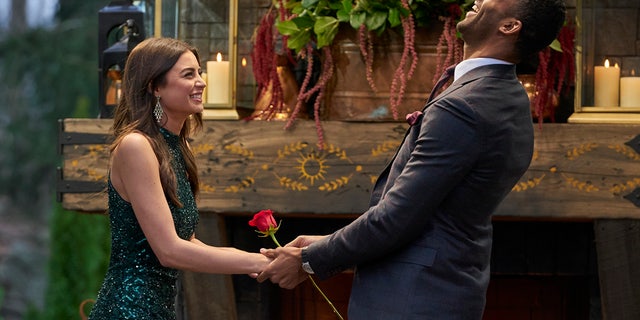 Matt James (à droite) a rompu avec Rachael Kirkconnell (à gauche) après une controverse raciste qui a commencé après la fin du tournage.  (ABC / Craig Sjodin)