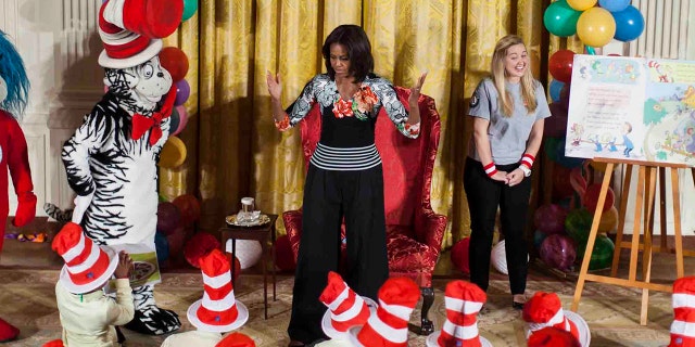 La Première Dame Michelle Obama danse avec des étudiants locaux dans la East Room de la Maison Blanche après les avoir lus '' du Dr Seuss "Oh, les choses que vous pouvez faire sont bonnes pour vous!" dans le cadre d'elle "Bougeons, lisons!" initiative à Washington, DC, le 21 janvier 2015. (Photo par Samuel Corum / Anadolu Agency / Getty Images)