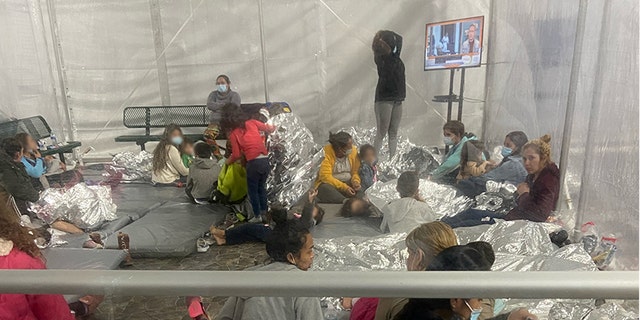 Images d'enfants migrants prises le vendredi 26 mars 2021 au centre de Donna US Customs and Border Protection (CBP) au Texas.  Le sénateur Mike Braun, R-Ind., A pris les photos en visitant l'installation avec d'autres sénateurs du GOP.