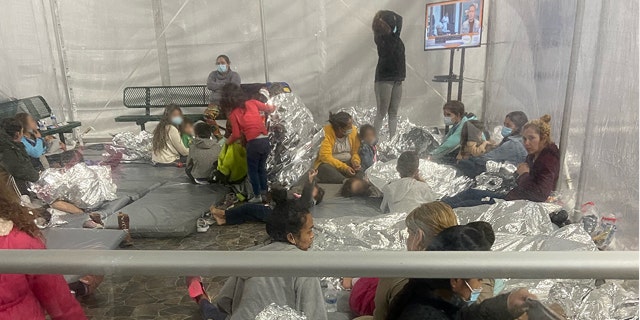 Images de migrants prises le vendredi 26 mars 2021 au centre de Donna US Customs and Border Protection (CBP) au Texas.  Le sénateur Mike Braun, R-Ind., A pris les photos en visitant l'installation avec d'autres sénateurs du GOP.