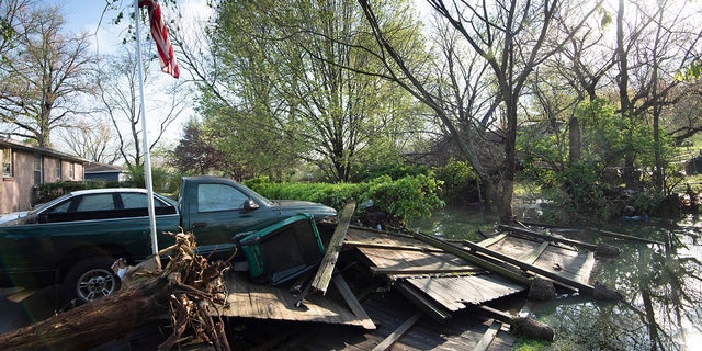 Des débris gisent dimanche dans la cour arrière d'une maison à Nashville.  Les inondations soudaines le long de Sevenmile Creek la nuit précédente ont causé des dommages importants dans le quartier de South Nashville.  (Reuters)