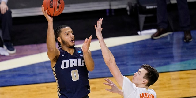 Oral Roberts forward Kevin Obanor (0) shoots over Florida forward Colin Castleton (12) during the second half of a college basketball game in the second round of the NCAA tournament at Indiana Farmers Coliseum, Sunday, March 21, 2021 in Indianapolis. (AP Photo/AJ Mast)