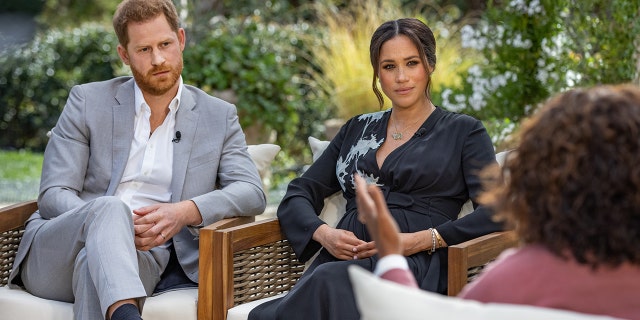 Oprah Winfrey entrevista o príncipe Harry e Meghan Markle em 7 de março de 2021 (Harpo Productions / Joe Pugliese via Getty Images)