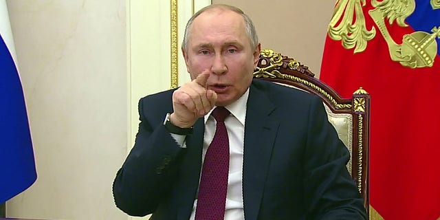 プーチン, in the wake of Biden's comments, says Russia knows "how to defend our own interests."