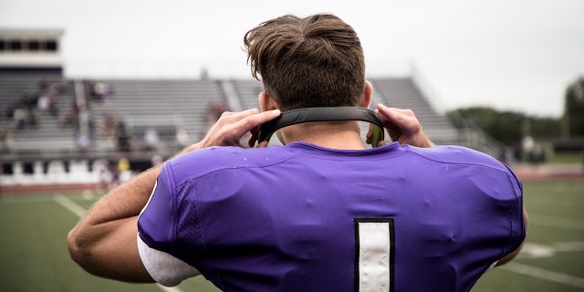 Ex-NFL star Vernon Davis advocates for athletes to use Q-Collar: 'It's a way to keep everyone safe' The Q-Collar is a C-shaped device that wraps around a player's neck.