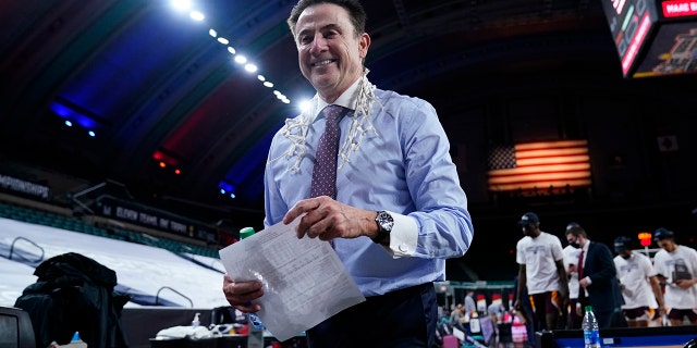 El entrenador en jefe de Iona, Rick Pitino, sale del campo después de que Iona gana un juego contra Fairfield en las Finales del Torneo de la Conferencia Atlética de Metro Atlantic el 13 de marzo de 2021, en Atlantic City, Nueva Jersey.