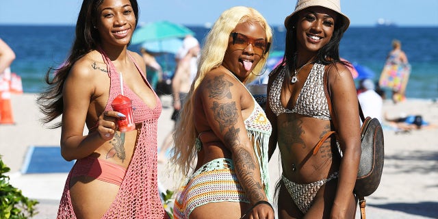 Spring break crowds gather on Fort Lauderdale Beach despite ongoing COVID-19 pandemic. (Larry Marano/InStar/Cover Images)