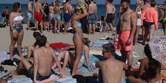People walk on the beach on March 04, 2021 in Fort Lauderdale, Florida. College students have begun to arrive in the South Florida area for the annual spring break ritual. City officials are anticipating a large spring break crowd as the coronavirus pandemic continues. They are advising people to wear masks if they cannot social distance. (Photo by Joe Raedle/Getty Images)