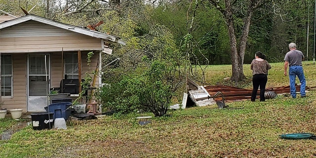 Les résidents locaux soupçonnent que le toit de cette maison le long de Cotten Lane dans la communauté de Woolworth dans le nord-est du comté de Lincoln, Mississippi, aurait pu être détruit par une tornade le mercredi 17 mars 2021. Les prévisionnistes pensent que des conditions météorologiques plus sévères sont attendues mercredi avec un potentiel énorme. tornades, averses et grêle de la taille d'une balle de tennis.  (Brett Campbell / The Daily Leader)