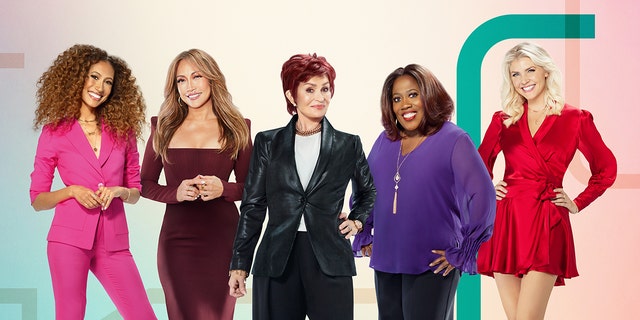 Sur la photo de gauche à droite: Elaine Welteroth, Carrie Ann Inaba, Sharon Osbourne, Sheryl Underwood et Amanda Kloots, animatrices de la série CBS `` The Talk ''.