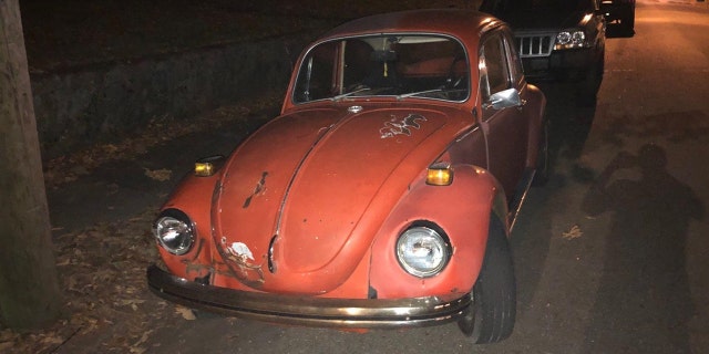 Daphné et John Westbrook voyagent peut-être dans cette Volkswagen Beetle 1971 orange. 