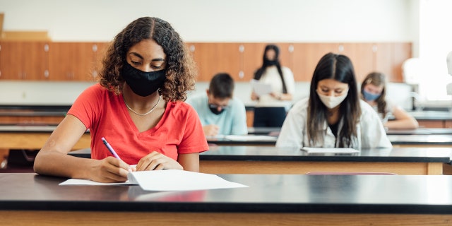 High school students wearing masks in Utah. (iStock)