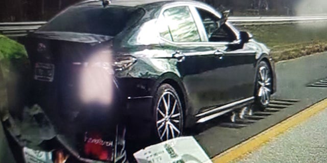 Dans cette capture d'écran de la vidéo de la caméra de bord des victimes, un suspect peut être vu en train de tirer avec une arme à feu depuis un véhicule en mouvement.