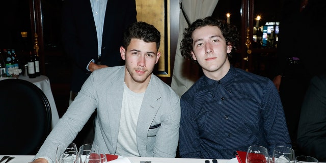 Nick Jonas (L) with his younger brother Frankie Jonas (R).
