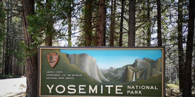 8 oktober 2018, Yosemite - Californië, Verenigde Staten: Teken bij de ingang van Yosemite National Park vanaf Big Oak Flat Road CA-120