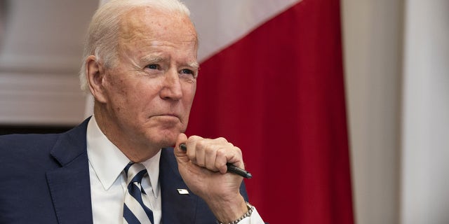 President Biden listens while meeting virtually with Andres Manuel Lopez Obrador, Mexico's president, in the Roosevelt Room of the White House in Washington, D.C., 行進 1, 2021.