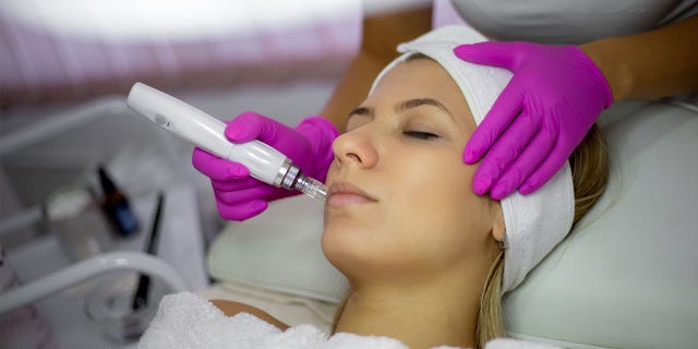 Selon Chiu, le microneedling (photo) est resté très demandé pendant cette période.