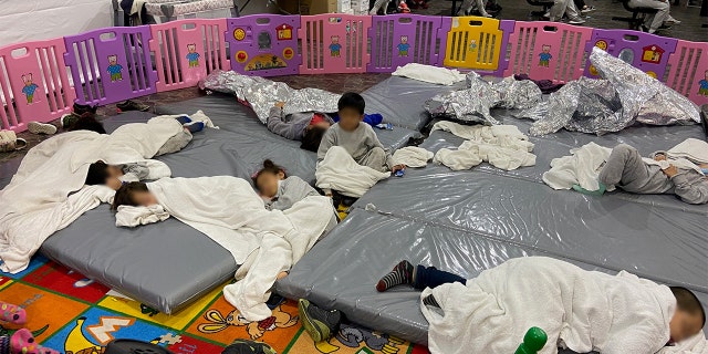 Images d'enfants migrants prises le vendredi 26 mars 2021 au centre de Donna US Customs and Border Protection (CBP) au Texas.  Le sénateur Mike Braun, R-Ind., A pris les photos en visitant l'installation avec d'autres sénateurs du GOP.