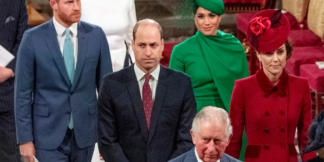 Le prince Harry, le duc de Sussex, Meghan, la duchesse de Sussex, le prince William, le duc de Cambridge, Catherine, la duchesse de Cambridge et le prince Charles, prince de Galles assistent au Commonwealth Day Service 2020 le 9 mars 2020 à Londres, en Angleterre. 