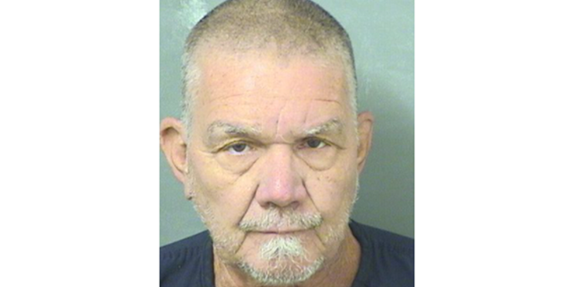 Roberto Colon, 66 ans, est détenu à la prison du comté de Palm Beach pour une accusation de meurtre au premier degré et deux accusations de marijuana.  Il est accusé d'avoir tué sa femme. 