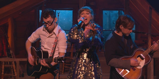 Taylor Swift interprète trois de ses tubes de ses derniers albums aux Grammy Awards.