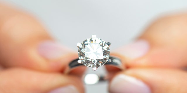 Le couple a récupéré la bague de la mariée le lendemain avec l'aide d'un plongeur local.