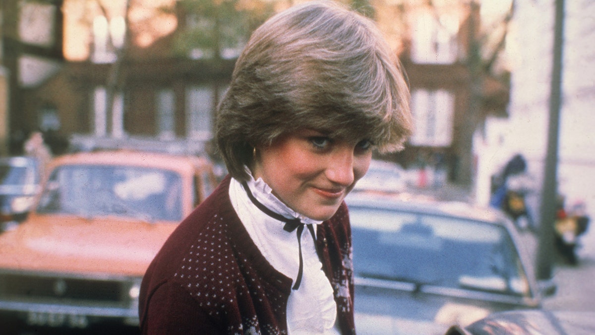 The London apartment where Princess Diana lived before she married Prince Charles will receive a London Blue Plaque from English Heritage later this year.