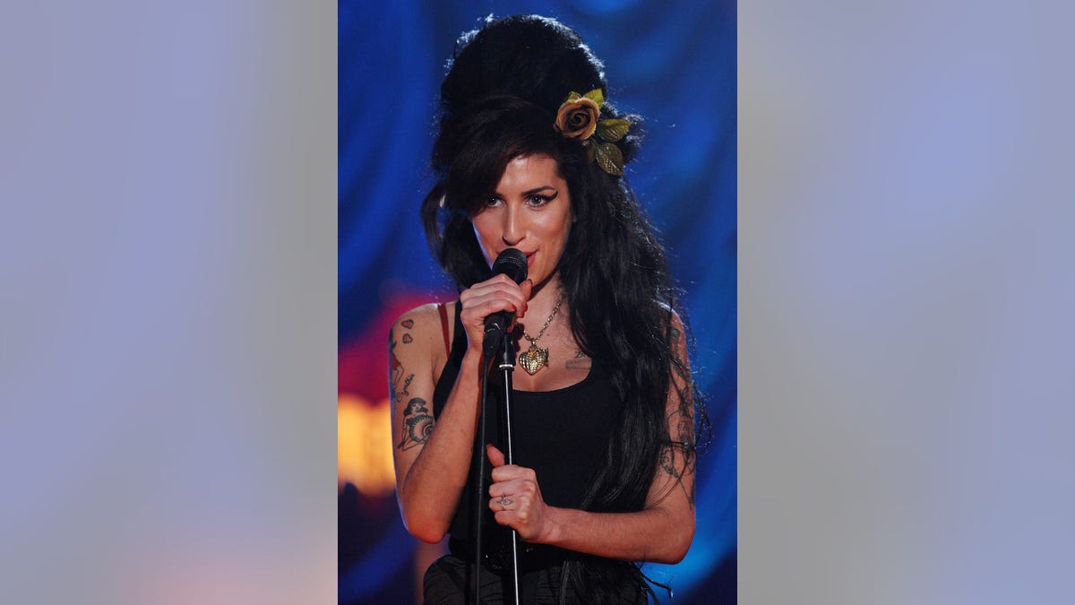 Amy Winehouse performing