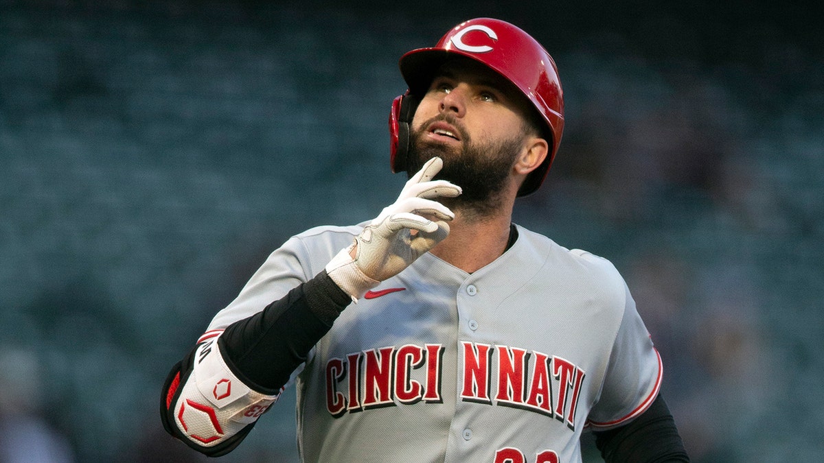 Jesse Winker flashes glove, hits first MLB homer to lead Reds past