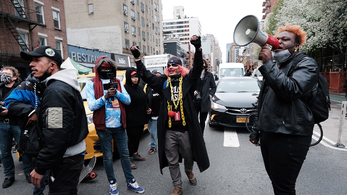 People march through the streets of Manhattan to protest Wright's death. (Spencer Platt/Getty Images)