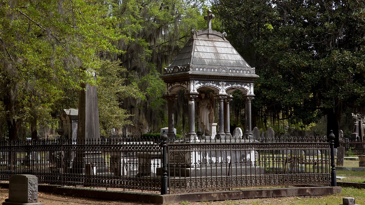 The missing monument is a stone chair that was stolen from the Old Live Oak Cemetery in Selma, Alabama last month. (Carol M. Highsmith/Buyenlarge/Getty Images)