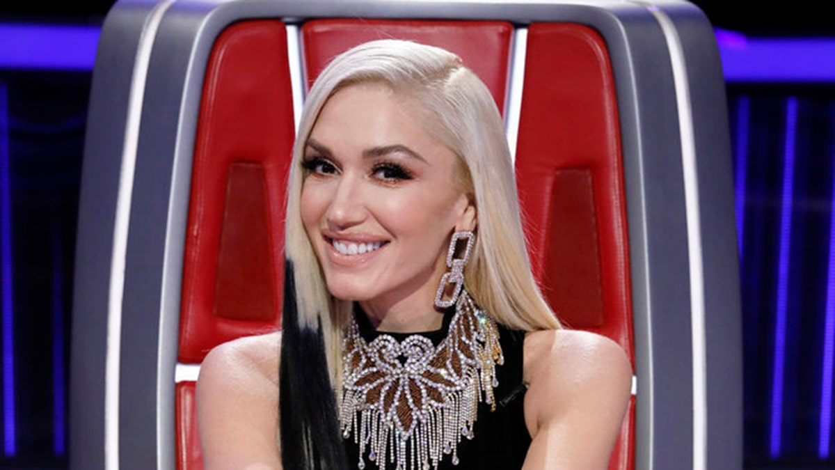 Gwen Stefani senta-se na cadeira do The Voice