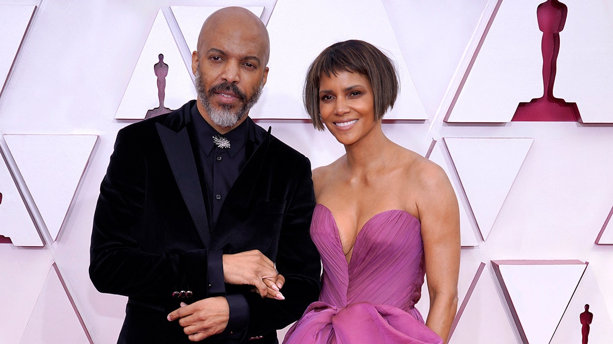 Halle Berry and Van Hunt made their red carpet debut as a couple at the Oscars.