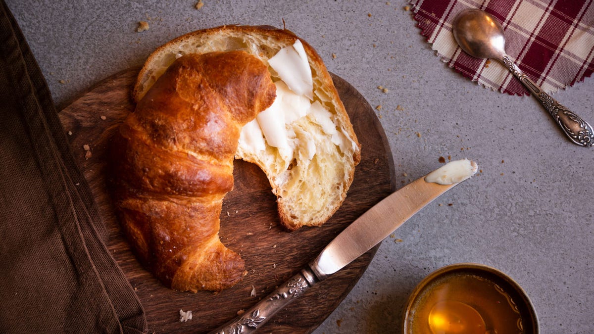 Croissants doces recém-assados ​​com mel no café da manhã