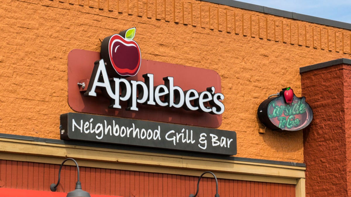 Applebee's restaurant sign