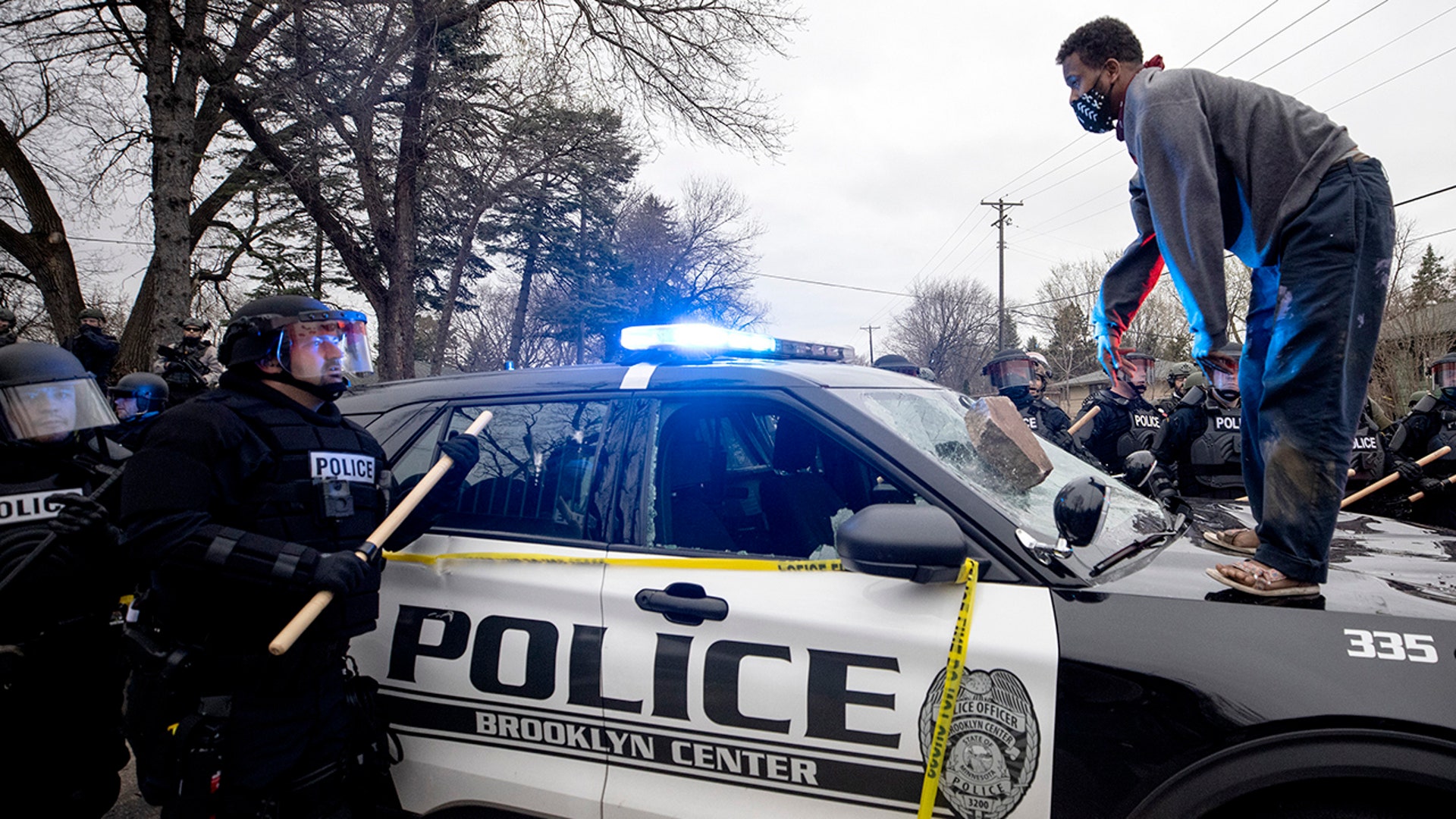 Канал полиция. Полиция Миннесоты. Полиция фото. Riot Control Officer in Minneapolis. Акция протеста в Нью-Йорке.