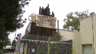 California city erects fence outside COVID mandate-defying restaurant in Burbank