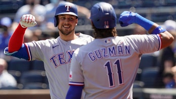 Lowe hits towering HR, Texas tops Royals to avoid sweep